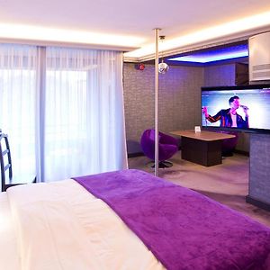 Zimmer mit Kingsize-Bett